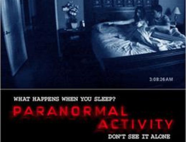 Review Film Paranormal Activity (2007), Teror Rumah Baru yang Berubah Menjadi Mimpi Buruk Penuh Misteri